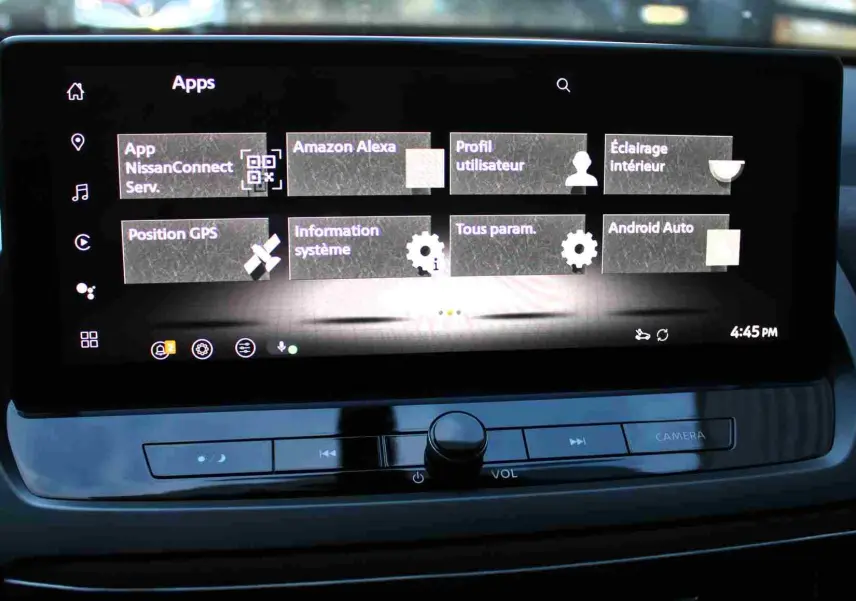 Tableau de bord numérique du Nissan Qashqai 2025 affichant vitesse à zéro et frein d'urgence activé avant et arrière.