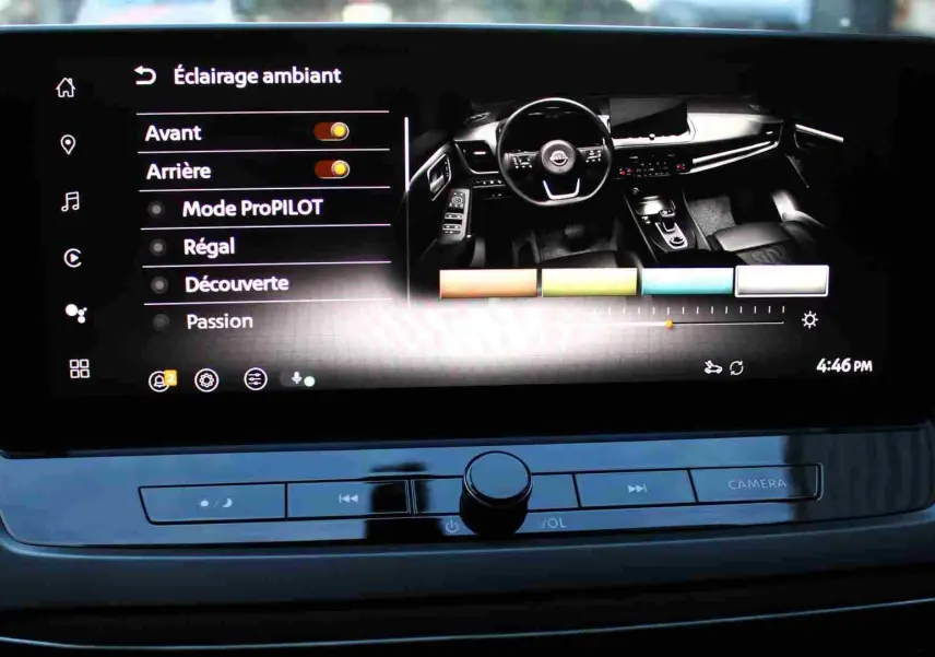 Écran central affichant la caméra de recul et vue 360° du Nissan Qashqai gris céramique avec toit noir, intérieur moderne.