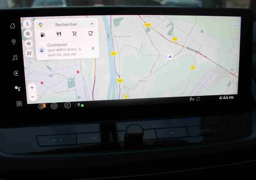 Tableau de bord numérique du Nissan Qashqai 2025 affichant l'aide au stationnement et la vitesse à zéro km/h.