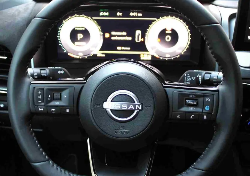 Profil droit du Nissan Qashqai 2025 gris céramique métal avec toit noir et jantes noires distinctives.