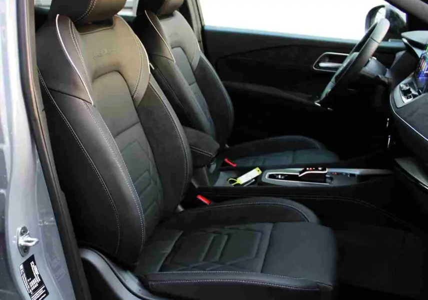 Vue 3/4 arrière droite du Nissan Qashqai 2025 gris céramique avec toit noir et jantes noires distinctives.