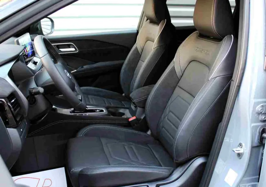 Vue arrière d'un Nissan Qashqai 2025 gris céramique métal avec toit noir, mettant en valeur ses feux LED et son badge E-POWER.