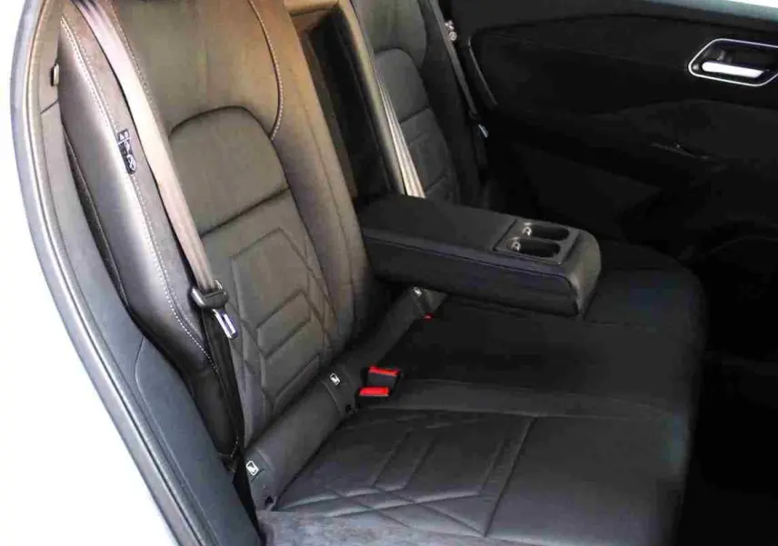 Profil gauche du Nissan Qashqai 2025 gris céramique avec toit noir et jantes noires distinctives.