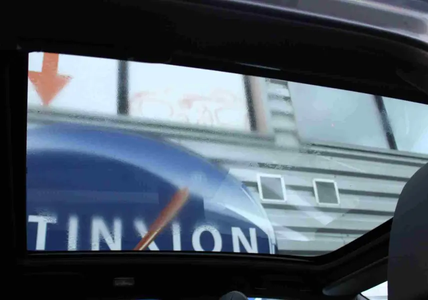 Gros plan sur la roue avant gauche du Nissan Qashqai gris céramique avec jante noire et argentée au design moderne.