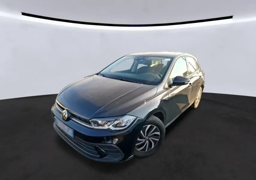 Volkswagen Polo noir vue 3/4 avant droit, avec calandre chromée et jantes au design bicolore.