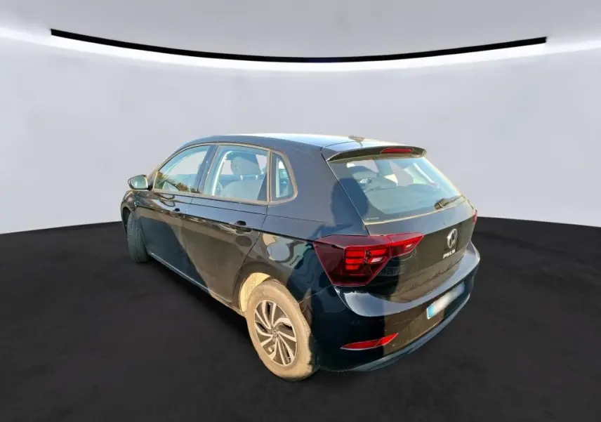 Vue 3/4 arrière droite d'une Volkswagen Polo noire 2022 avec feux arrière LED et jantes alliage.