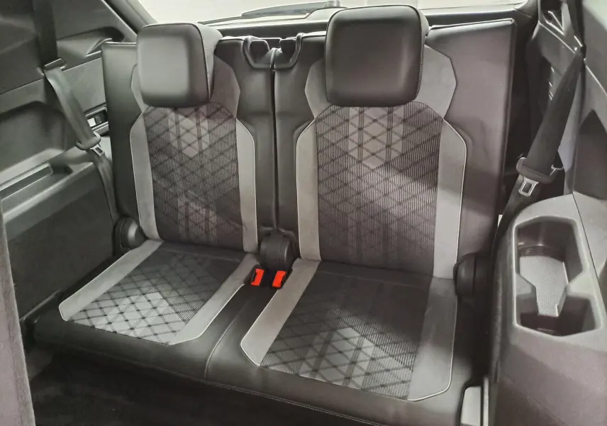 Vue rapprochée des sièges arrière en tissu noir et gris du Volkswagen Tiguan Allspace 2023, version R-Line.