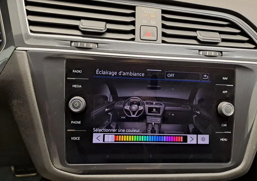 Écran tactile central du Volkswagen Tiguan Allspace 2023 affichant le réglage de l’éclairage d’ambiance, avec commandes autour.