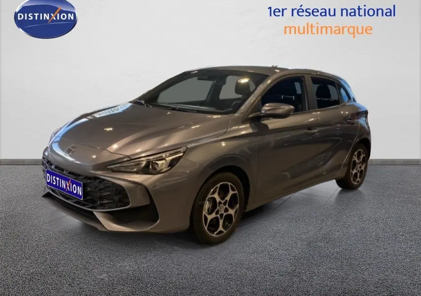 Vue 3/4 avant droit de la MG3 1.5 Hybrid 195ch Comfort en gris Hampstead avec jantes bi-ton distinctives.