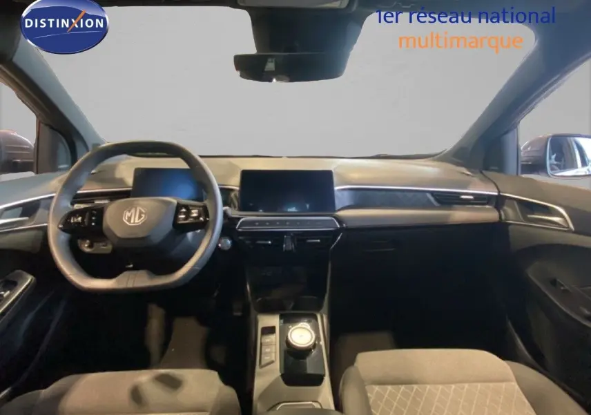 Intérieur de la MG3 1.5 Hybrid 2024 en vue frontale, tableau de bord moderne avec écran tactile et volant multifonction noir.