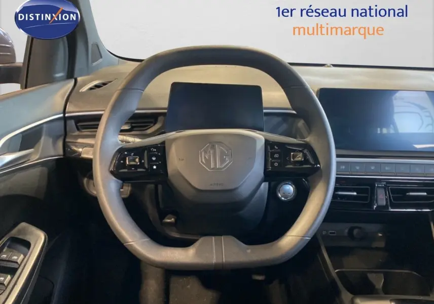 Vue intérieure centrée sur le volant du MG3 1.5 Hybrid 195ch Comfort gris Hampstead avec tableau de bord numérique.