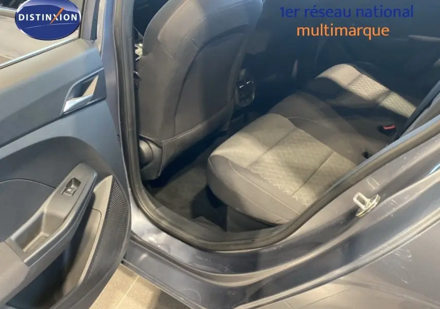 Vue intérieure du siège arrière côté gauche d'une MG3 1.5 Hybrid 195ch Comfort en gris Hampstead métallisé, avec porte ouverte.