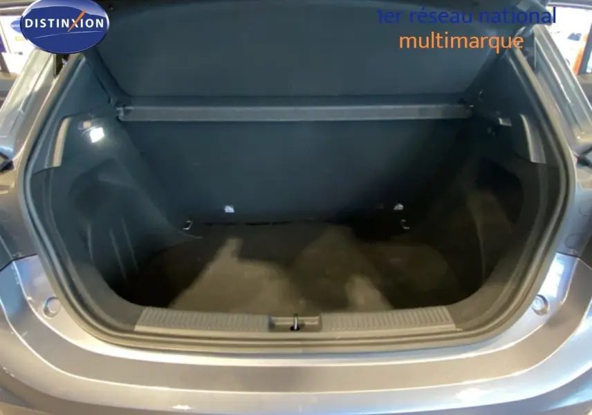 Coffre ouvert vu de l'arrière d'une MG3 1.5 Hybrid 195ch Comfort en gris Hampstead, intérieur noir spacieux.