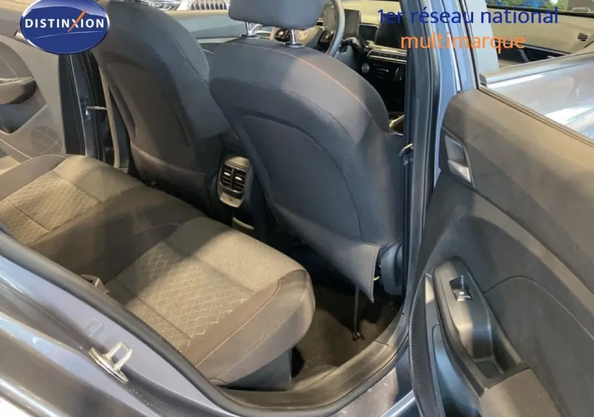 Vue intérieure arrière côté droit du MG3 1.5 Hybrid 195ch Comfort gris Hampstead, montrant les sièges et la portière ouverte.