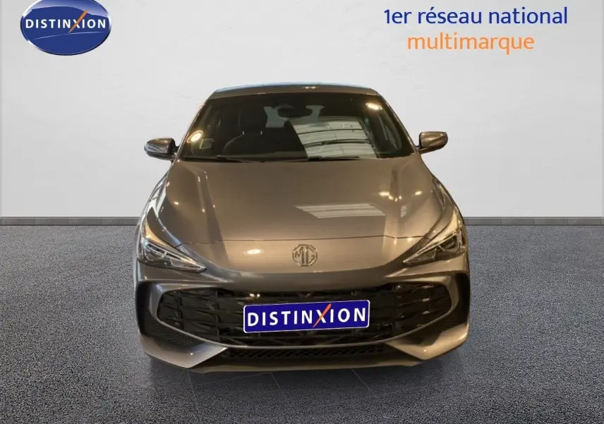 Vue avant d'une MG3 1.5 Hybrid 195ch Comfort en gris métallisé Hampstead avec calandre noire et logo MG central.