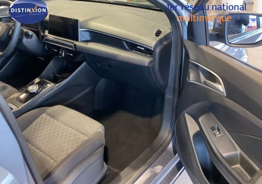 Vue intérieure côté passager de la MG3 1.5 Hybrid 195ch Comfort 2024 en gris Hampstead, avec tableau de bord moderne et sièges tissu gris.