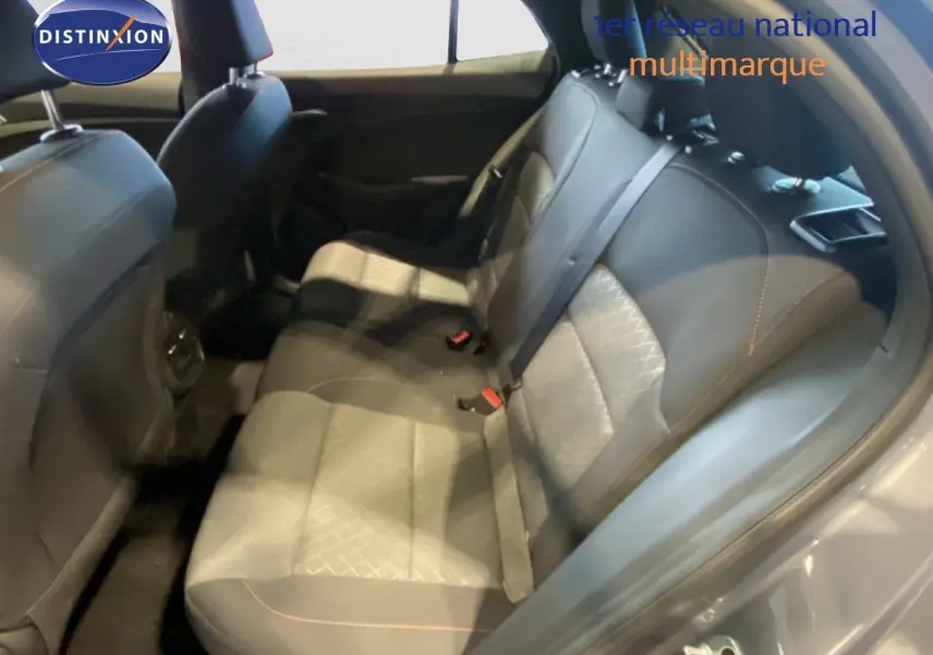 Vue intérieure des sièges arrière côté droit de la MG3 1.5 Hybrid 2024 en gris Hampstead avec sellerie tissu et cuir.
