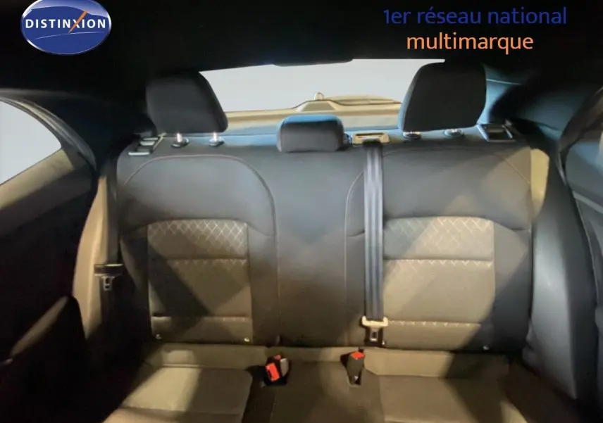 Vue intérieure arrière des sièges en tissu gris noir du MG3 1.5 Hybrid 195ch Comfort, montrant les appuie-têtes et ceinture centrale.