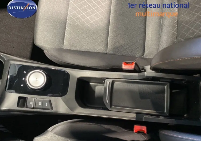 Vue plongeante sur la console centrale et les sièges gris du MG3 1.5 Hybrid 195ch Comfort 2024, avec boîte auto.