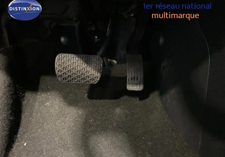 Vue rapprochée des pédales d’accélérateur et de frein du MG3 1.5 Hybrid 195ch Comfort, intérieur sombre.