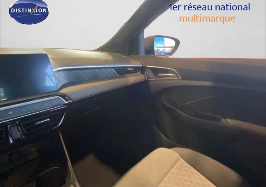 Vue intérieure côté passager du tableau de bord et siège tissu gris noir de la MG3 1.5 Hybrid 2024.