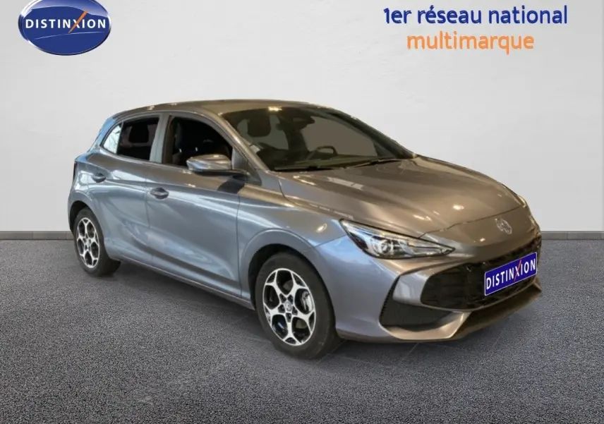 MG3 1.5 Hybrid gris Hampstead, vue 3/4 avant droit, avec jantes alliage et calandre noire distinctive.