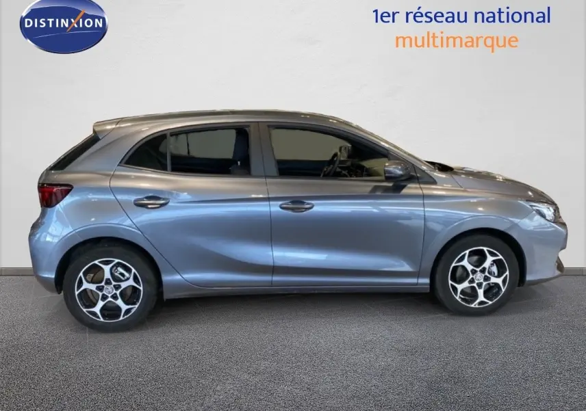 Vue de profil côté gauche d'une MG3 1.5 Hybrid 195ch Comfort gris métallisé avec jantes bi-ton et cinq portes.