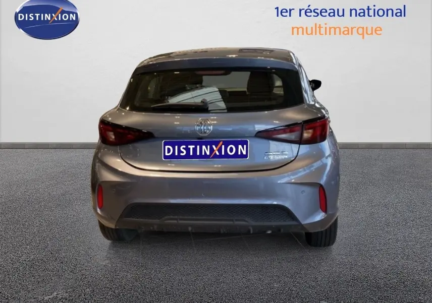 Vue arrière d'une MG3 1.5 Hybrid 195ch Comfort en gris métallisé Hampstead, avec feux arrière effilés et hayon fermé.