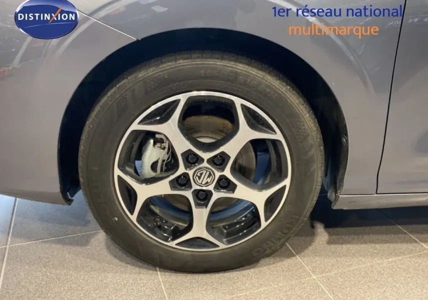 Gros plan sur la roue avant droite d’une MG3 1.5 Hybrid 2024 en gris Hampstead avec jante alliage bi-ton.