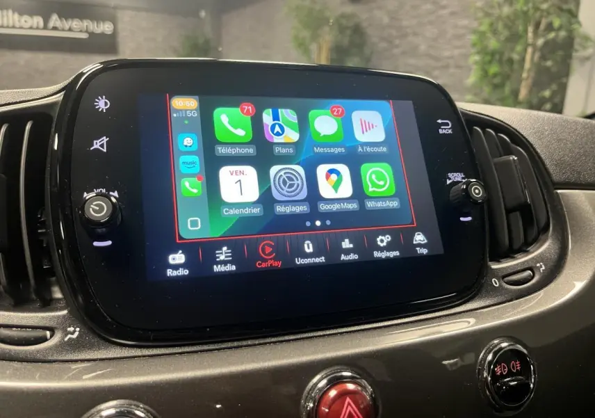 Écran tactile central du tableau de bord de la Fiat 500 2023 gris, affichant Apple CarPlay et commandes multimédia.