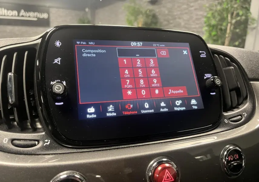 Écran tactile central du tableau de bord de la Fiat 500 gris, affichant le menu téléphone en mode composition.