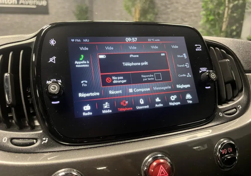 Écran tactile central de la Fiat 500 gris 2023 affichant le menu téléphone avec options connectées.