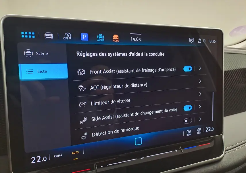 Écran tactile intérieur du Volkswagen Tiguan 2024 montrant les réglages des aides à la conduite, ambiance moderne et épurée.