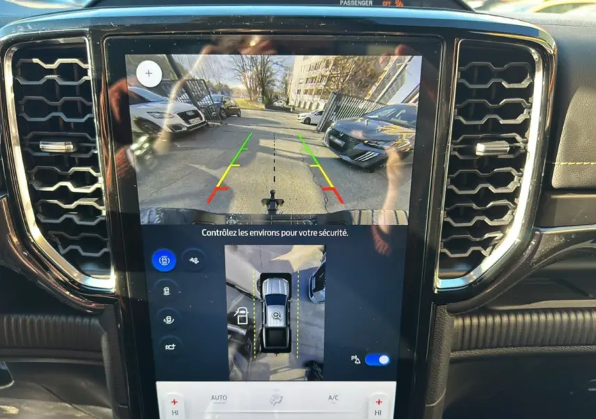 Écran central du Ford Ranger Wildtrak 2025 montrant la caméra 360° et l’aide au stationnement en marche.
