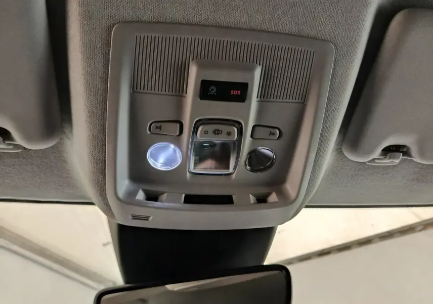 Vue intérieure du plafonnier gris clair avec commandes d'éclairage et bouton SOS dans une Citroën C5 hybride 2025.