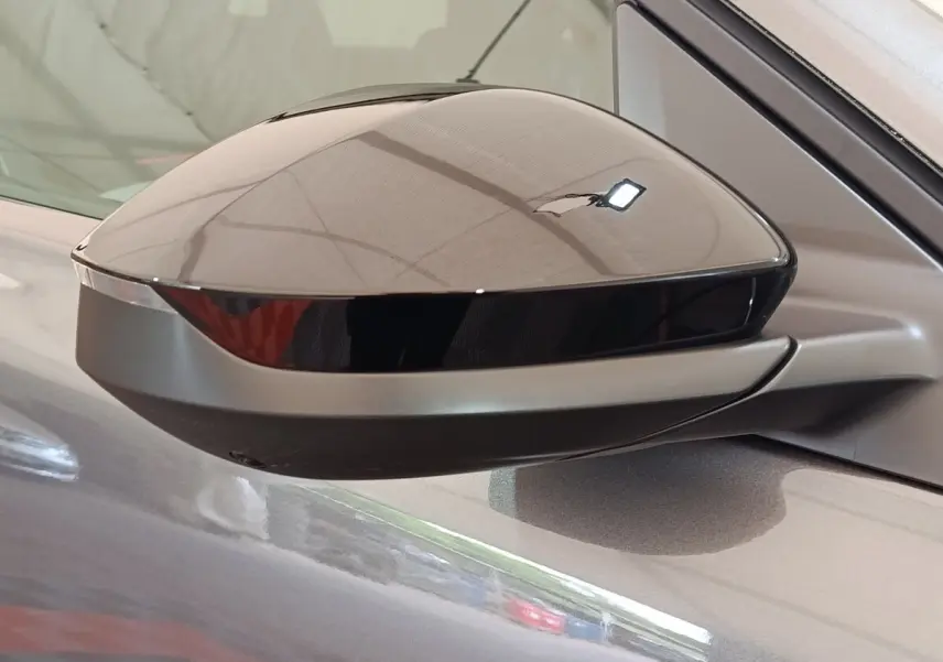Rétroviseur droit gris foncé brillant de la Citroën C5 Hybride 2025 avec clignotant intégré, vue rapprochée.