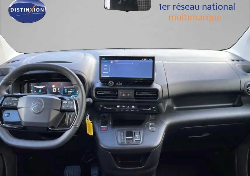 Vue intérieure frontale du tableau de bord noir du Citroën Berlingo Multispace 2025 avec écran tactile et volant multifonction.