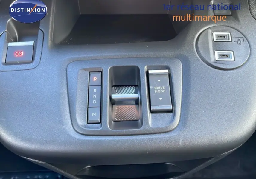 Gros plan sur la console centrale du Citroën Berlingo Multispace 2025 avec commandes boîte auto et boutons USB.