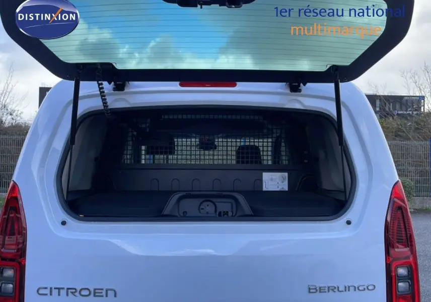 Vue arrière du Citroën Berlingo blanc glacier 2025 avec hayon ouvert, mettant en valeur le coffre spacieux et la grille de séparation.