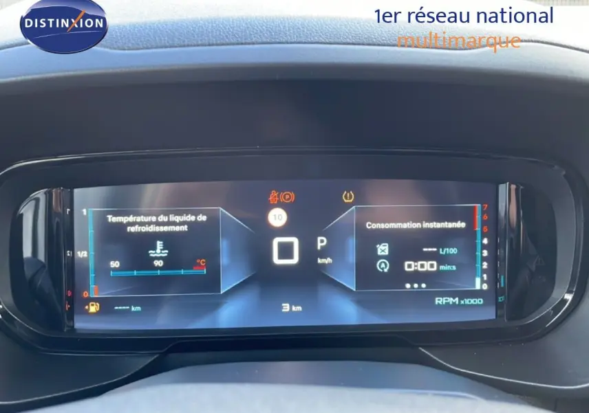 Tableau de bord numérique du Citroën Berlingo blanc glacier, affichant température liquide et consommation instantanée.
