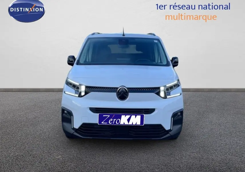 Vue frontale d'un Citroën Berlingo Multispace blanc glacier 2025 avec calandre noire et phares LED allumés.