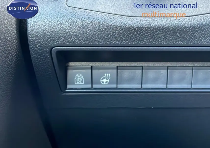 Gros plan sur les boutons de commande du tableau de bord noir du Citroën Berlingo Multispace blanc glacier, version 2025.