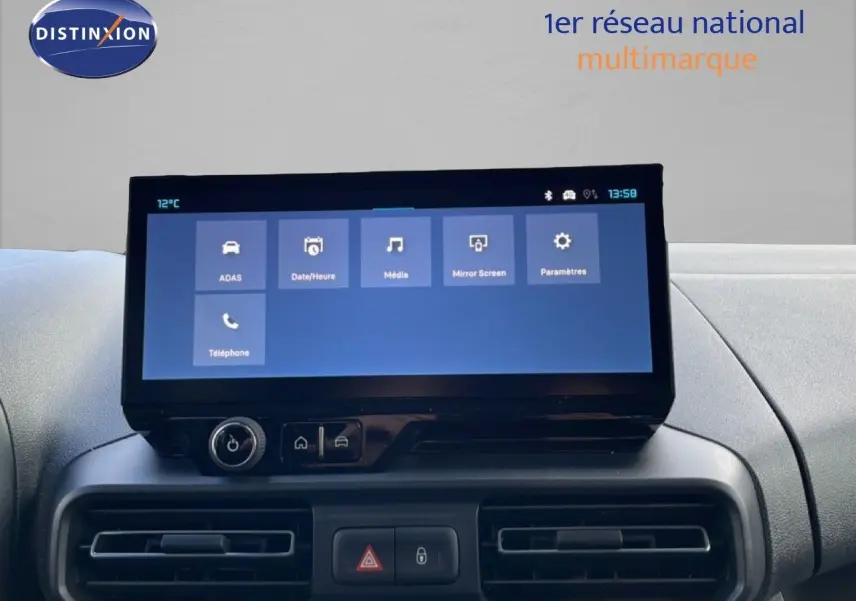 Écran tactile central du tableau de bord du Citroën Berlingo blanc glacier, affichant les options multimédia et paramètres.