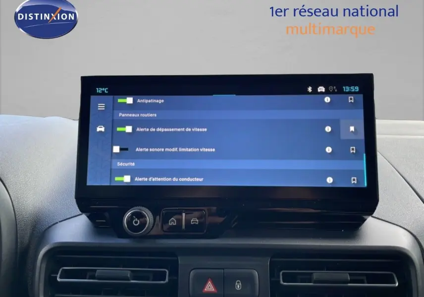 Écran tactile central du tableau de bord du Citroën Berlingo Multispace blanc glacier, affichant les options d’alerte sécurité.