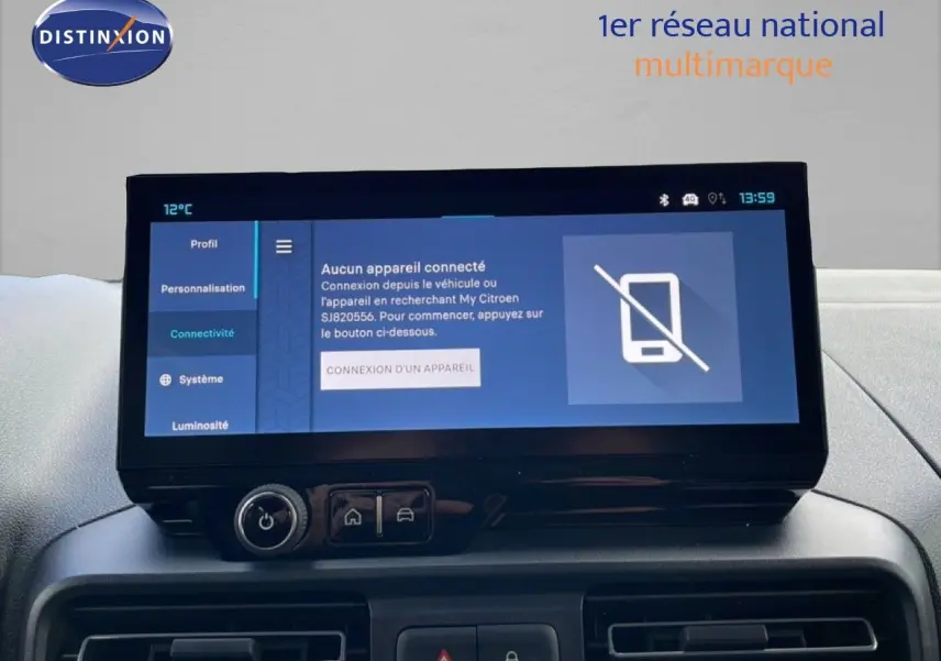 Écran tactile central du Citroën Berlingo blanc glacier, vue intérieure frontale avec interface connectivité affichée.