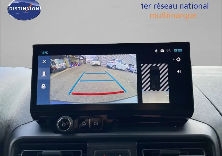 Écran central du Citroën Berlingo Multispace blanc glacier 2025 montrant la caméra de recul et l'affichage 360° intérieure.
