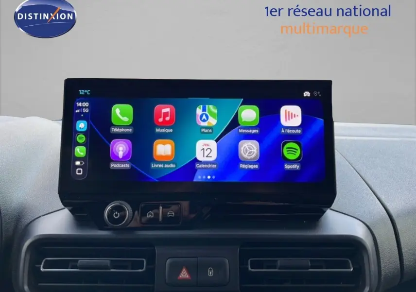 Vue rapprochée de l’écran tactile central du Citroën Berlingo blanc glacier 2025 affichant des applications connectées.