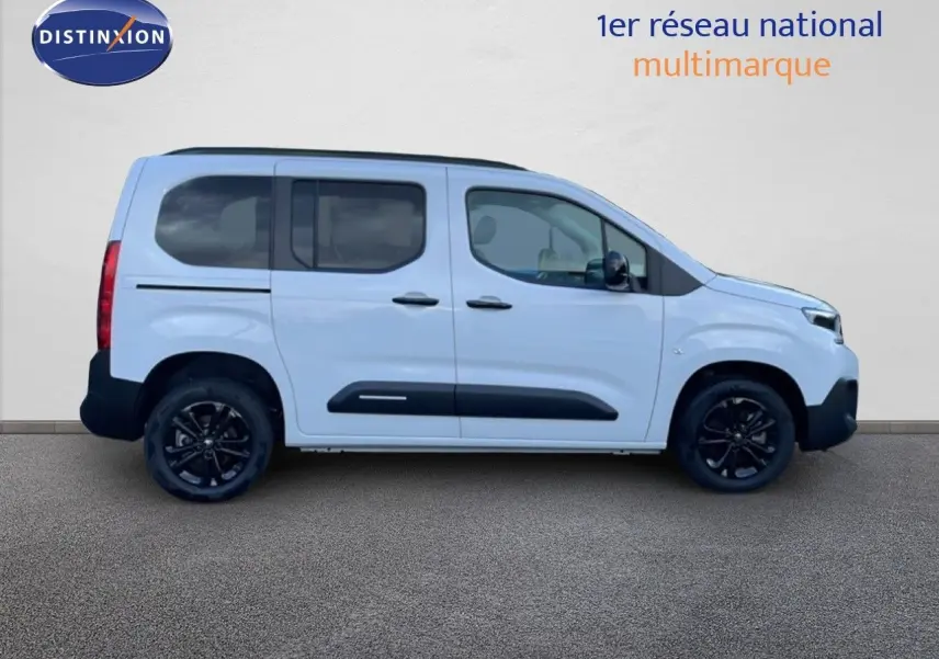 Profil droit d'un Citroën Berlingo blanc glacier avec jantes noires et protections latérales noires.