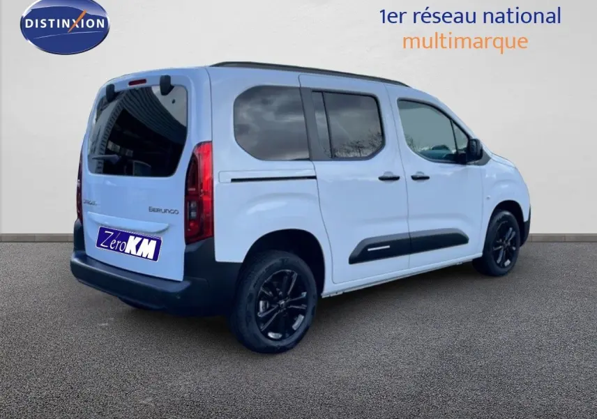 Vue 3/4 arrière droite d'un Citroën Berlingo blanc glacier avec vitres teintées et jantes noires.
