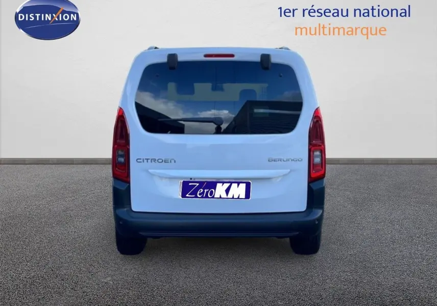 Vue arrière d'un Citroën Berlingo blanc glacier 2025 avec vitres teintées et feux arrière rouges.
